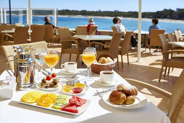 Frühstücksbuffet auf der Terrasse des Marques Hotels mit Blick auf das Meer.