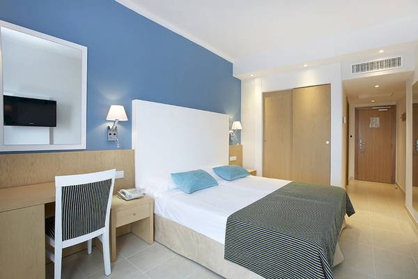 Hotelzimmer im Marques Hotel mit einem Doppelbett, Schreibtisch, Fernseher und Türen