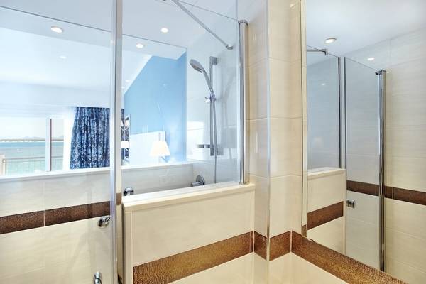 Badezimmer im Marques Hotel mit blauer Wand und Meerblick