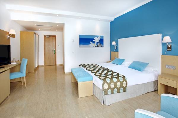 Innenansicht eines Doppelzimmers im Marques Hotel mit modernem Dekor, einem Doppelbett und blauen Akzenten.