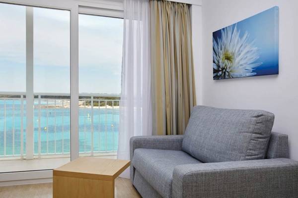 Innenansicht des Zimmers im Marques Hotel mit Blick auf das Meer.