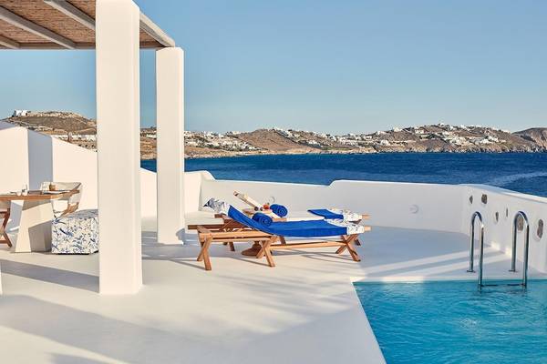 Terrasse der Katikies Villas auf Mykonos mit Blick auf das Meer und Inseln.