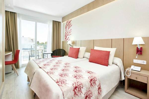 Doppelbettzimmer im Perla Hotel mit Blick auf die Terrasse und Meer.