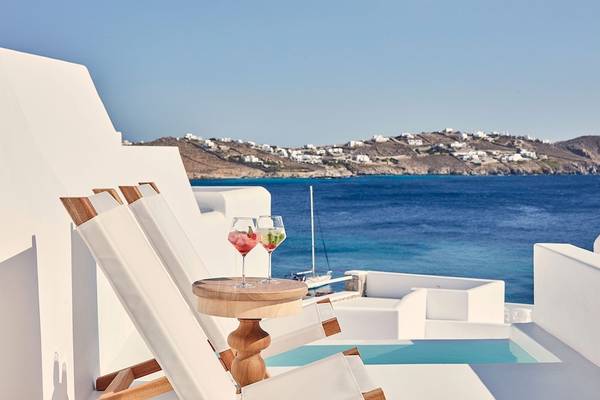 Terrasse der Katikies Villas in Mykonos mit Blick auf das Meer und Inseln.