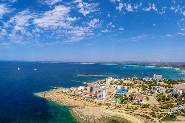 Luftaufnahme des Romantica Hotel mit Blick auf das Meer und die Küste
