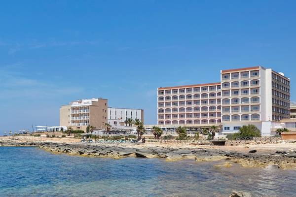 Romantica Hotel Außenansicht am Strand mit mehreren Gebäuden, Pflanzen und Sonnenschirmen