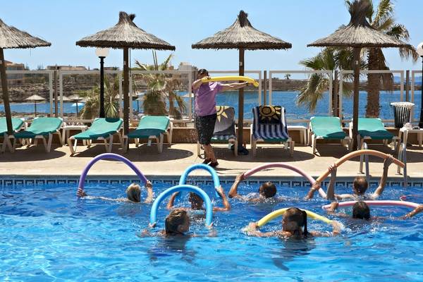 Kinder im Schwimmbecken mit Hula Hoops im Romantica Hotel