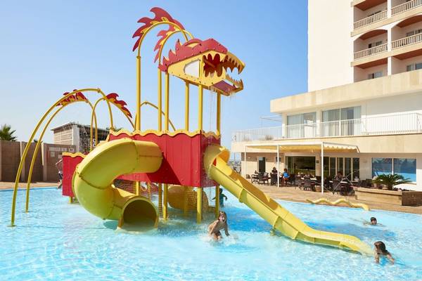Kinder spielen in einer Wasserrutsche im Schwimmbad des Romantica Hotels.