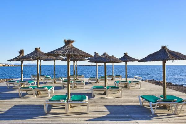 Strandbereich des Romantica Hotels mit vielen Liegestühlen und Sonnenschirmen
