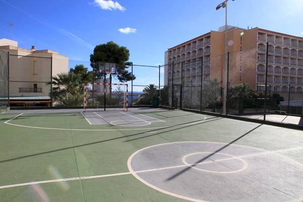 Basketballplatz vor dem Romantica Hotel mit einem Korb und umzäuntem Bereich.