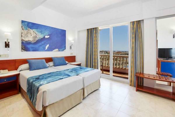 Doppelzimmer im Romantica Hotel mit Blick auf das Meer von der Terrasse.