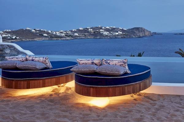 Terrasse der Katikies Villas in Mykonos mit Sofas und Blick auf das Meer