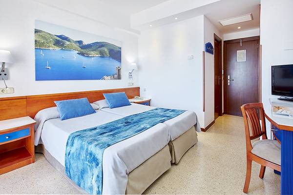 Doppelzimmer im Romantica Hotel mit zwei Betten, Blick aufs Meer und modernen Annehmlichkeiten.