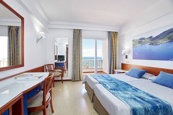 Doppelzimmer im Romantica Hotel mit Blick auf den Balkon und das Meer.