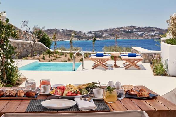 Frühstückstisch der Katikies Villas Mykonos am Pool mit Meerblick