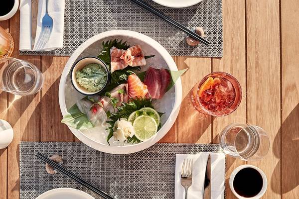 Gedeckter Tisch mit Sushi und Getränken bei Katikies Villas Mykonos