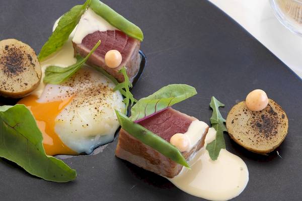 Elegantes Gericht mit Thunfisch, Ei und Kartoffeln bei Katikies Villas Mykonos.