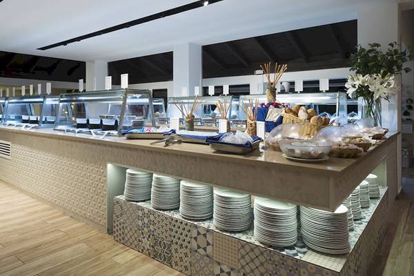 Buffet im Coral Costa Caribe Beach Resort mit vielen Tellern und verschiedenen Gerichten.