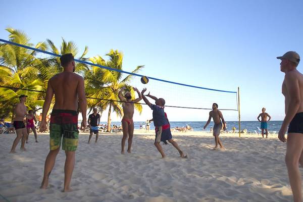 Volleyballspieler am Strand des Coral Costa Caribe Beach Resort