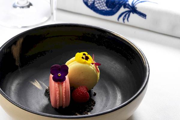 Nachtischplatte mit Macaron, Mousse und Himbeere in Katikies Villas Mykonos