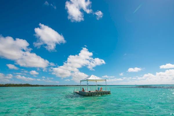 Ueberwasser Zelt im Radisson Blu Azuri Resort & Spa mit blauem Himmel und Wasser
