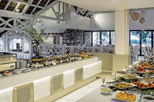 Buffetbereich im Radisson Blu Azuri Resort & Spa mit vielen Speisen und Tischgedecken.