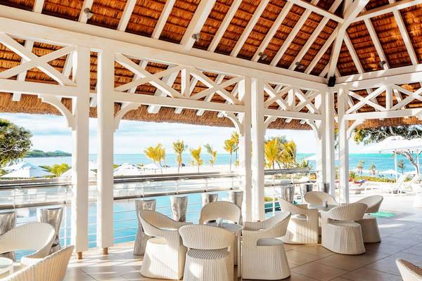 Terrasse im Radisson Blu Azuri Resort & Spa mit Blick auf den Ozean