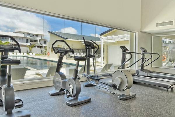 Fitnessraum im Radisson Blu Azuri Resort & Spa mit Blick auf den Pool