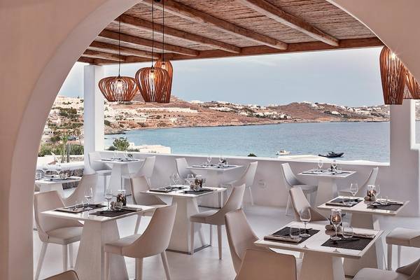 Innenansicht des Restaurants im Katikies Villas Mykonos mit Blick auf das Meer und die Insel.
