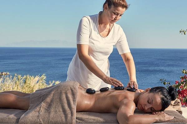 Massage am Strand im Katikies Villas Mykonos