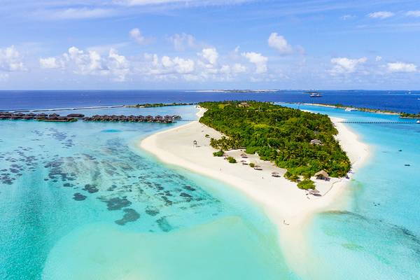 Luftaufnahme des Villa Nautica Paradise Island Resorts mit weißen Stränden, blauem Meer und grüner Vegetation.