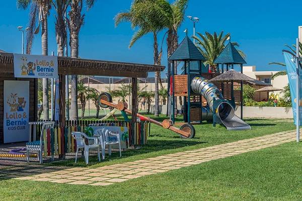 Kinderspielplatz im Freien mit Rutsche und Spielgeräten am Sandy Beach Hotel - Kos