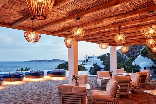 Terrasse des Katikies Villas Mykonos mit Blick auf das Meer bei Sonnenuntergang.
