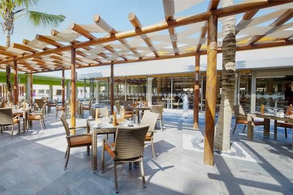Restaurant im Freien mit Holzüberdachung im Barcelo Maya Beach Hotel
