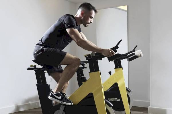Mann trainiert auf einem Technogym-Fahrrad im Fitnessstudio.