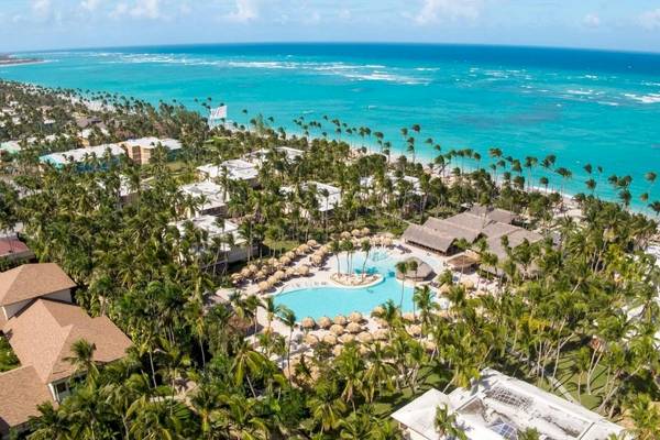 Luftaufnahme des Grand Palladium Palace Resort & Spa mit Pool, Palmen und Meer.