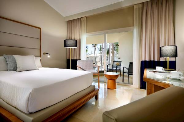 Grand Palladium Palace Resort & Spa Hotel Zimmer mit Bett, Sessel und Tisch