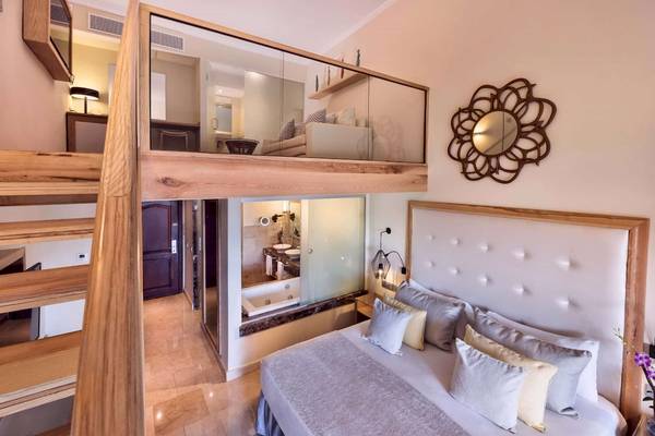 Doppelzimmer mit Balkon und Badewanne im Grand Palladium Palace Resort & Spa