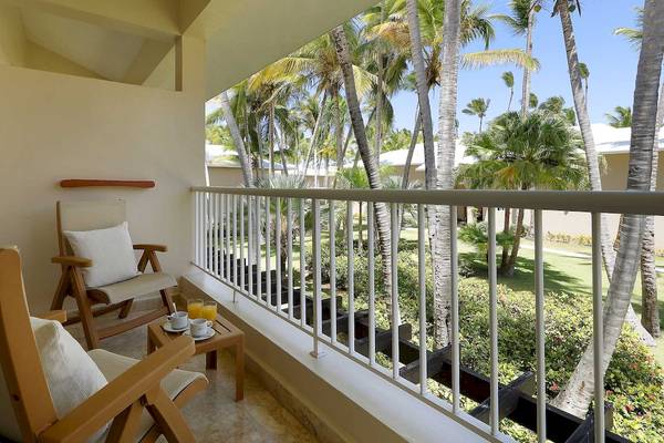 Balkon im Grand Palladium Palace Resort & Spa mit Sitzen und Kaffee.