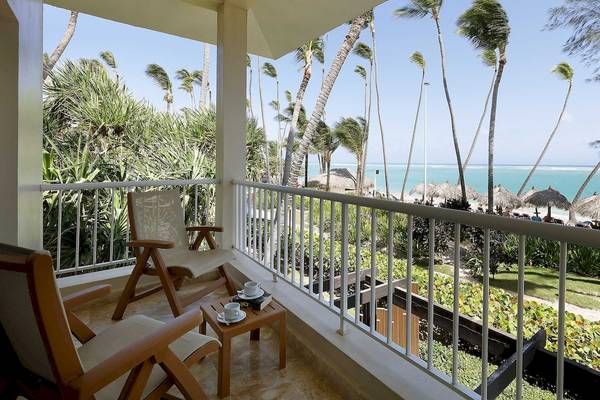 Ausblick vom Balkon des Grand Palladium Palace Resort & Spa auf Palmen und Meer