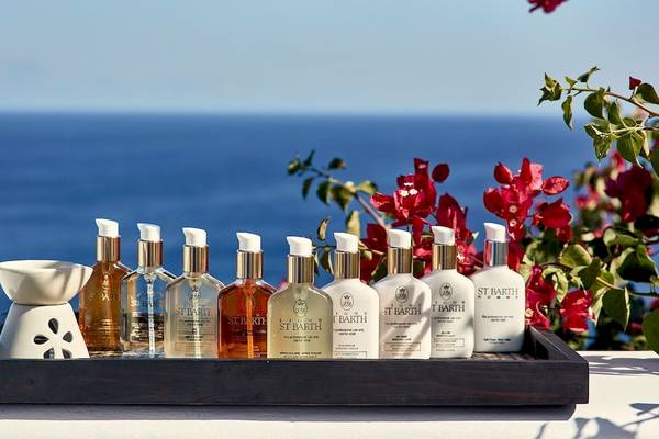 Geschenkset von St. Barth Kosmetik in Amphoren auf einem Tablett von Katikies Villas Mykonos.