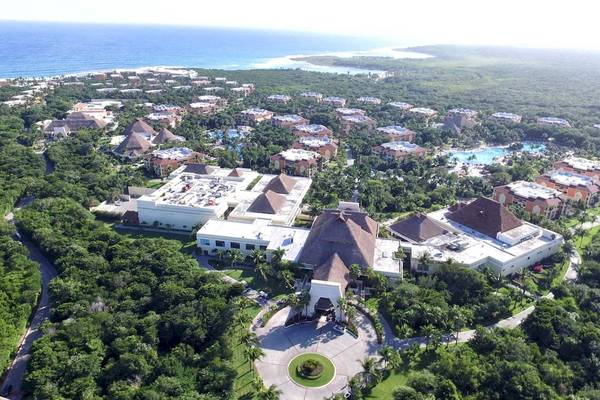 Luftaufnahme des Bahia Principe Grand Coba Resorts mit mehreren Gebäuden und Swimmingpools