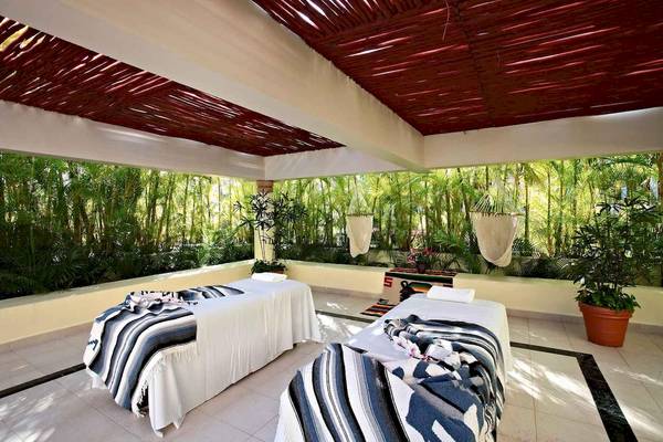 Zwei Massageliegen im Freien mit tropischer Aussicht im Bahia Principe Grand Coba