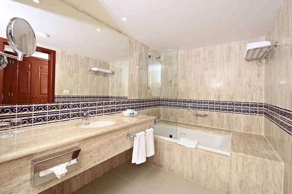 Badezimmer im Bahia Principe Grand Coba Hotel mit einer Badewanne, einer Dusche und einem Waschbecken.