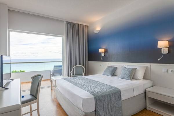 Hotelzimmer im Blue Sea Beach Resort mit Meerblick, Bett und Balkon