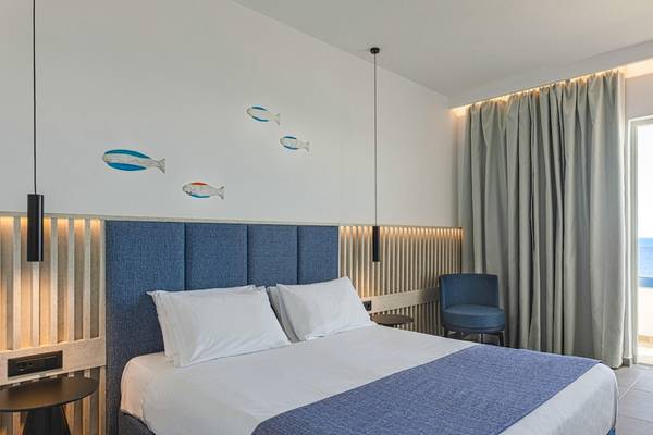 Hotelzimmer im Blue Sea Beach Resort mit Blick auf das Meer und blauen Dekor.
