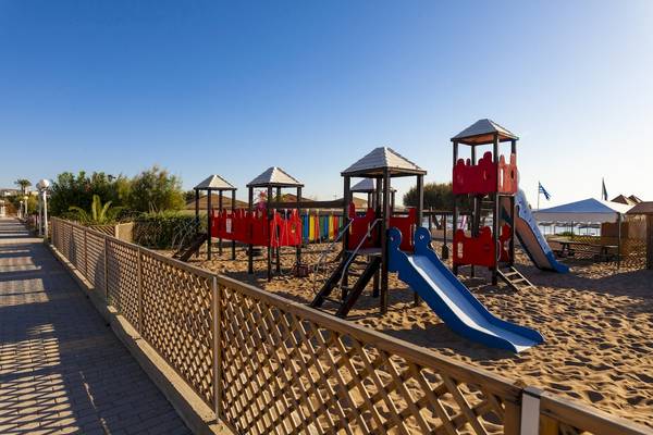 Kinderspielplatz im Blue Sea Beach Resort mit bunten Spielgeräten und einem blauen Rutschen