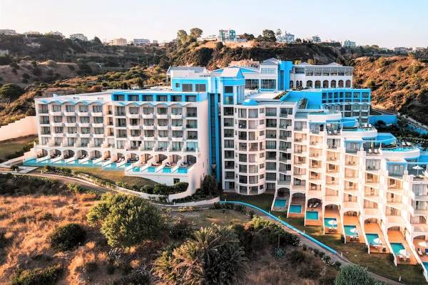 Luftaufnahme des Atrium Platinum Luxusresort Hotels & Spa mit Pools und Bergpanorama