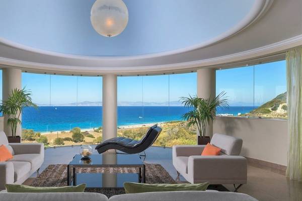 Innenraum des Atrium Platinum Luxury Resort Hotel mit Blick auf das Meer.