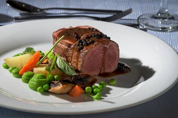 Ein Tellergericht mit rosa gebratenem Fleisch, Gemüse und Beilagen im Atrium Platinum Luxury Resort Hotel & Spa.